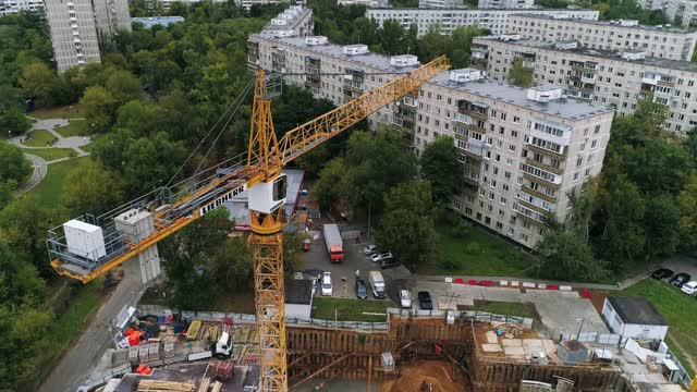 高吊车在建筑工地上用无人机拍摄视频素材