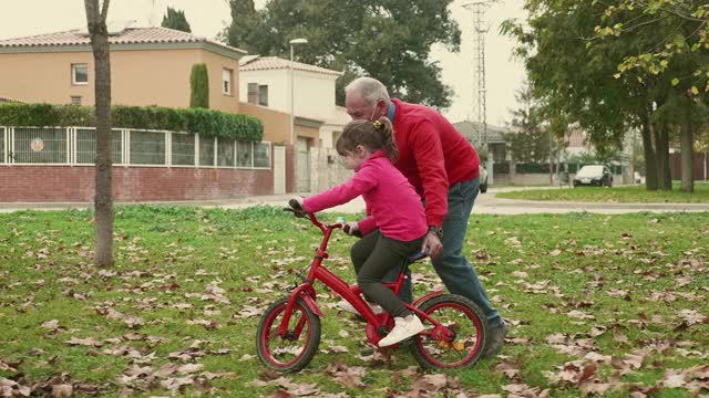 学习如何在公园里骑自行车视频素材