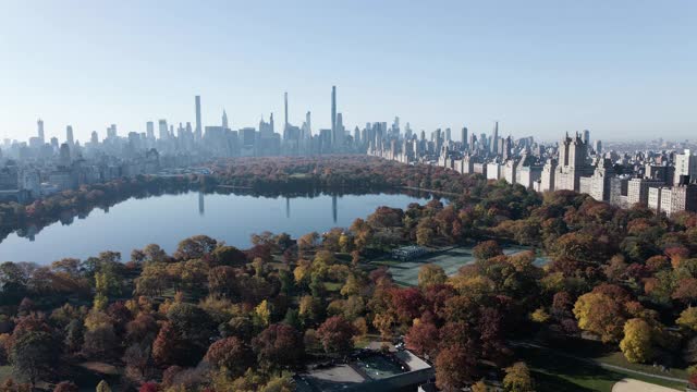 鸟瞰图纽约市中央公园在一个凉爽的秋天的早晨视频下载