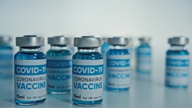 Covid-19、冠状病毒药物疫苗瓶、药瓶、注射器注射。接种、免疫、治疗Covid - 19冠状病毒感染。医学概念。副本的空间。视频素材