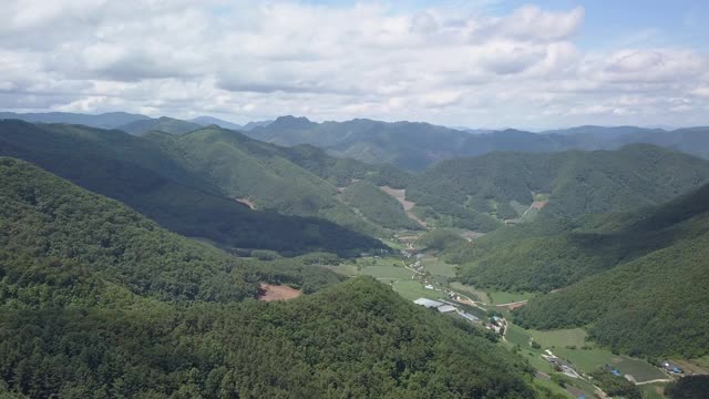 山地和耕地/韩国江原道正城郡视频素材