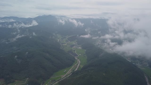 云海中的村庄/洪川枪，江原道，韩国视频素材