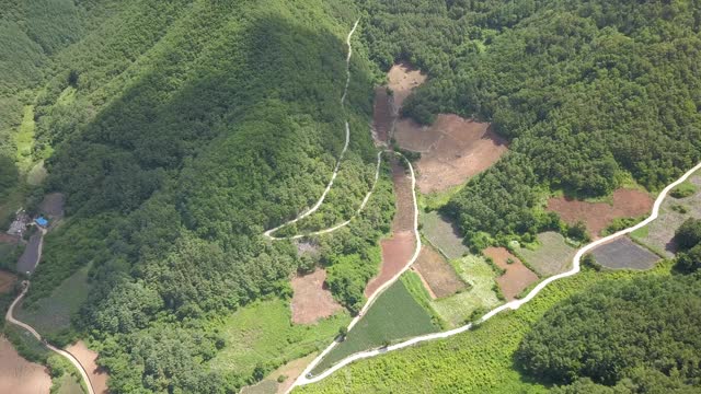 山地和耕地/韩国江原道正城郡视频素材