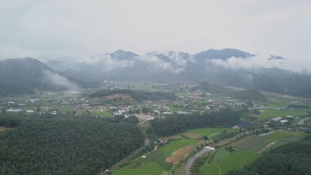 云海中的村庄/洪川枪，江原道，韩国视频素材