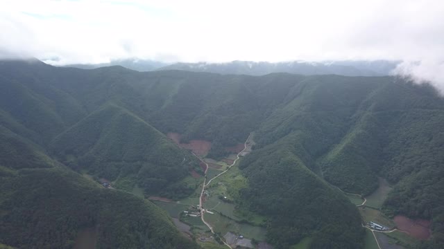 山地和耕地/韩国江原道正城郡视频素材