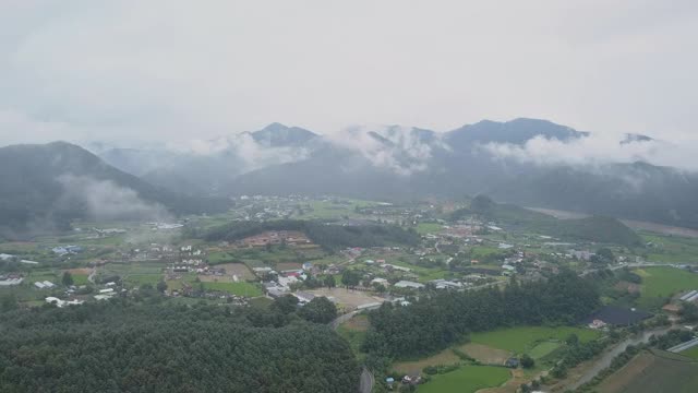 云海中的村庄/洪川枪，江原道，韩国视频素材