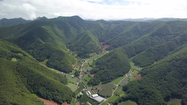 山地和耕地/韩国江原道正城郡视频素材