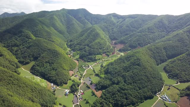 山地和耕地/韩国江原道正城郡视频素材