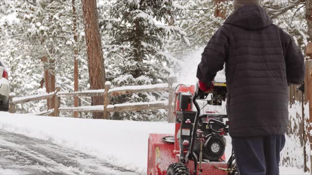 适合男性吹雪车道与吹雪机视频素材