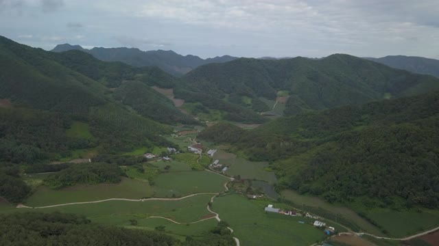 山地和耕地/韩国江原道正城郡视频素材