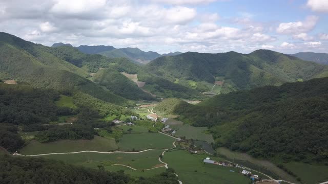 山地和耕地/韩国江原道正城郡视频素材