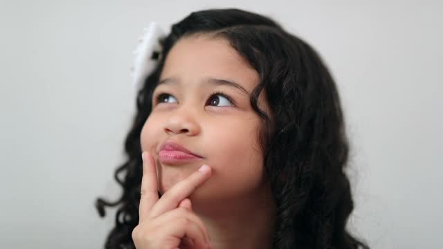 欣喜若狂的孩子找到了解决问题的方法，欣喜若狂的小女孩庆祝成功视频素材