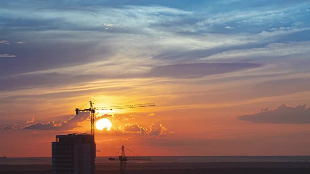 日落背景下的户外建筑视频素材