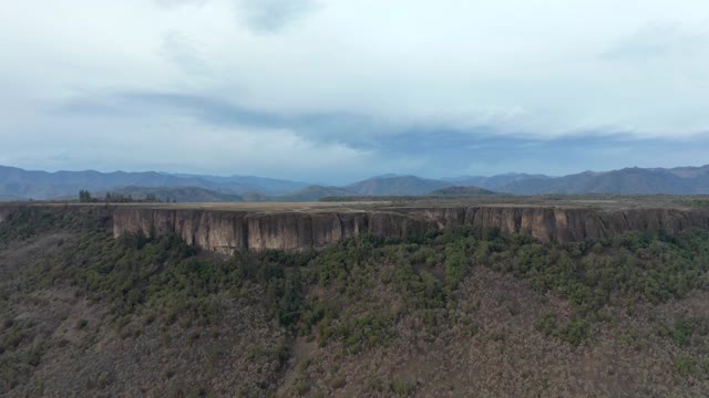 移动在宽阔的圆桌岩石雄伟的山和多云的天空视频素材