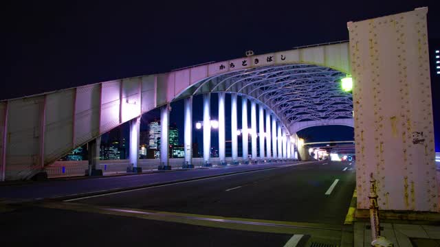 在东京Kachidoki桥附近的城市街道的一个夜晚的时间推移宽镜头视频素材