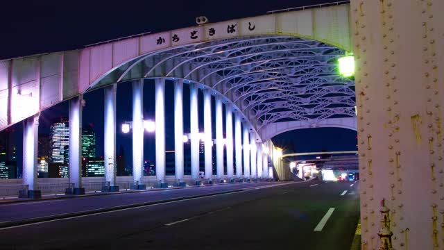 在东京Kachidoki桥附近的城市街道的一个夜晚的时间推移宽镜头视频素材