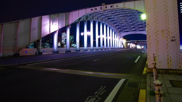 在东京Kachidoki桥附近的城市街道的一个夜晚的时间推移宽镜头视频素材