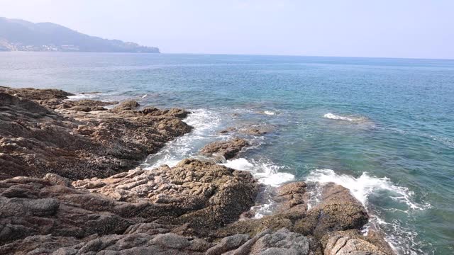 海浪冲击着泰国普吉岛的岩石海岸视频素材