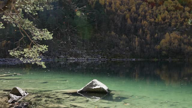 有透明的水和阳光的山湖。视频素材