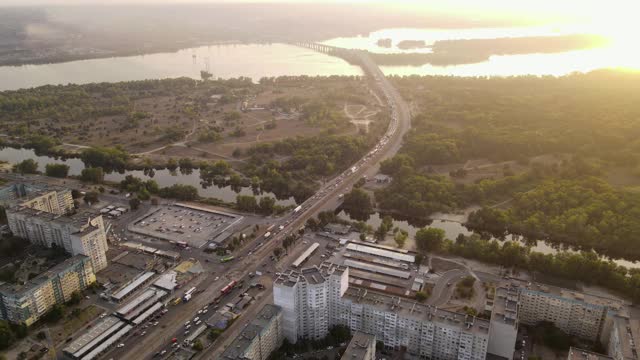 无人机观察城市建筑，道路和河流与桥梁。视频素材