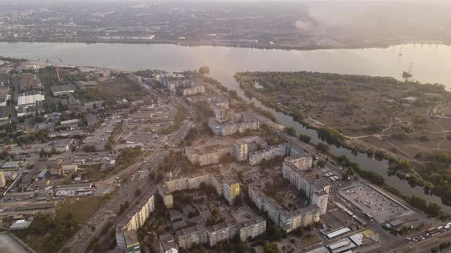 无人机拍摄城市建筑、道路和河流。视频素材