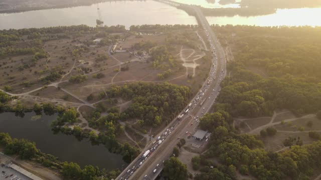 无人机查看道路，河流，桥梁和森林。视频素材