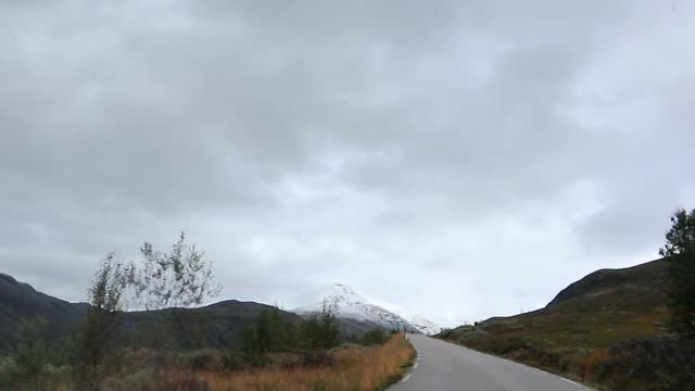 山上柏油马路，雪峰挪威风景视频素材