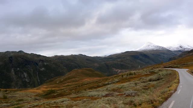 山上柏油马路，雪峰挪威风景视频素材