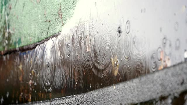 街道排水沟雨点垂直视频。4 k UHD。视频素材