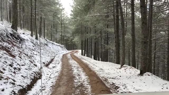 通过卡索拉山脉的陆路旅行最近取消了通过西班牙的公路旅游视频素材