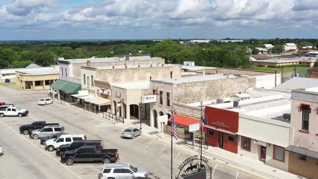 西部小镇市中心旧零售建筑，Goldthwaite，美国德克萨斯州视频素材