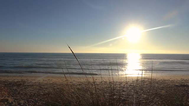 塔里法的风景-加的斯-沙丘在蓬帕洛马海滩。背景中的地中海视频素材