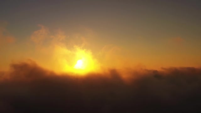 看无尽的云景观。鸟瞰图的早晨太阳在明亮的颜色视频素材画面2