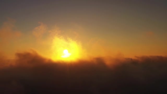看无尽的云景观。鸟瞰图的早晨太阳在明亮的颜色视频素材画面4