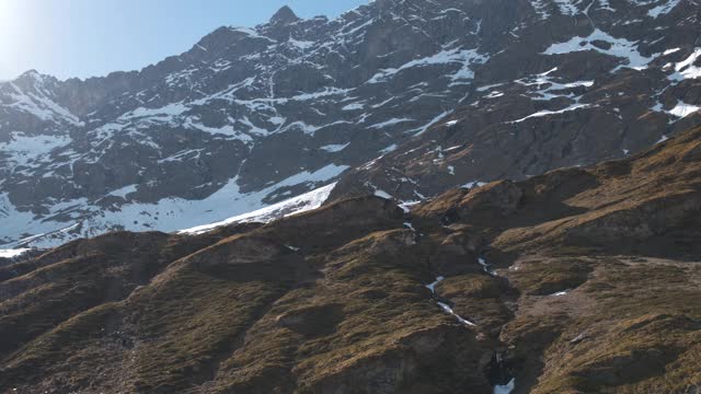 鸟瞰图的岩石峡谷在Cervinia, Valle d'Aosta，意大利。视频素材