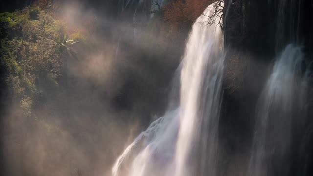 SLO MO Tee Lor Su瀑布的标志性景点，泰达省泰国无缝环视频素材