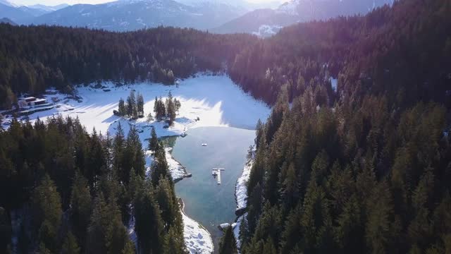 鸟瞰图瑞士湖在冬天Graubünden，瑞士。视频素材