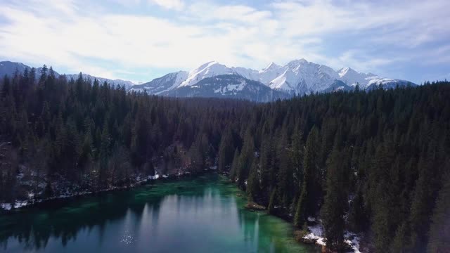 鸟瞰图瑞士湖在冬天Graubünden，瑞士。视频素材