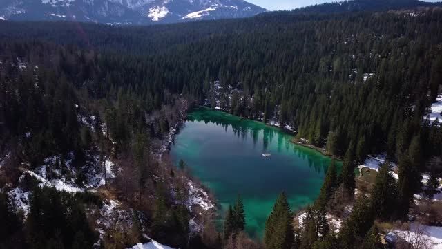 鸟瞰图瑞士湖在冬天Graubünden，瑞士。视频素材