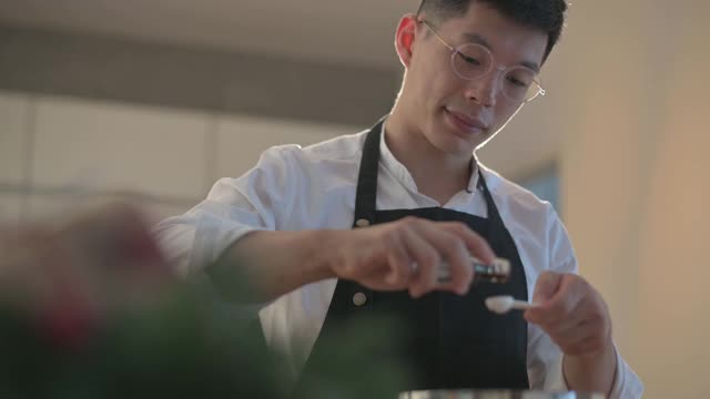 亚洲中式甜点厨师厨师准备添加佐料配料准备酥饼圣诞庆典视频素材