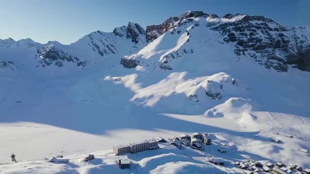 鸟瞰图的瑞士滑雪胜地奥布瓦尔登，瑞士。视频素材