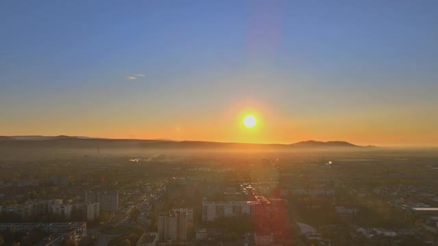 从乌日戈罗德Zakarpattya山的屋顶在城市的日出雾全景图视频素材