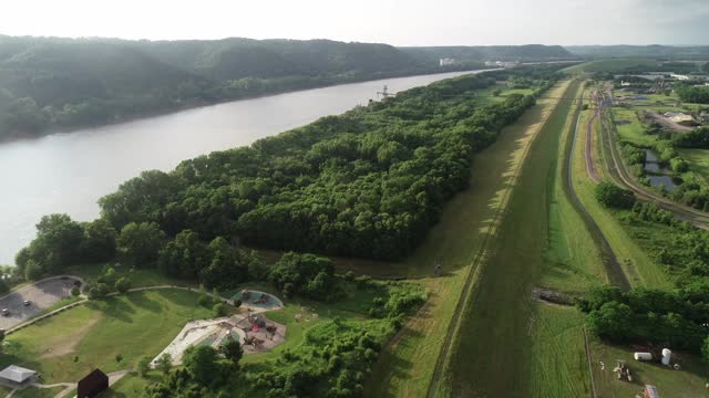 农村农业和工业景观沿俄亥俄河路易斯维尔肯塔基无人机视图视频素材