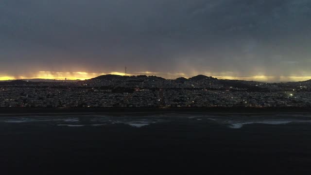 旧金山住宅区附近的雷暴视频素材