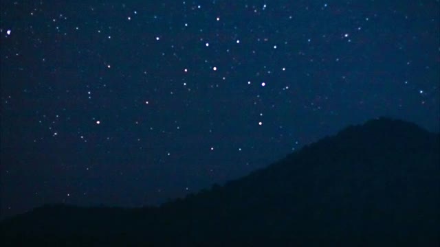 星星与夜空的山峰视频素材