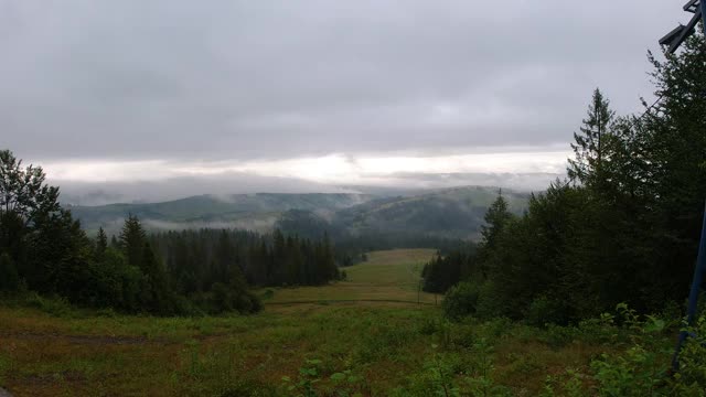 时间的推移，在夏天的山脉，大雾的早晨景观视频素材