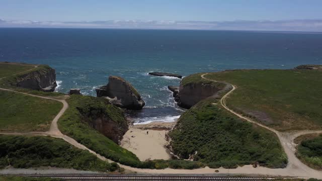 崎岖的太平洋海岸达文波特加州风景无人机视频视频素材