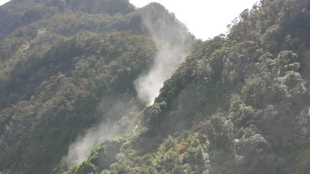 瀑布上的水滴视频素材