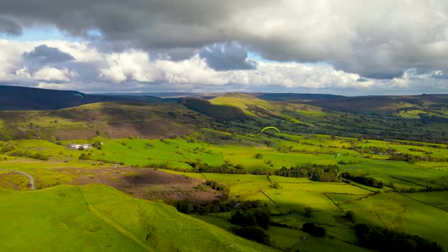 英国山顶地区的滑翔伞运动视频素材