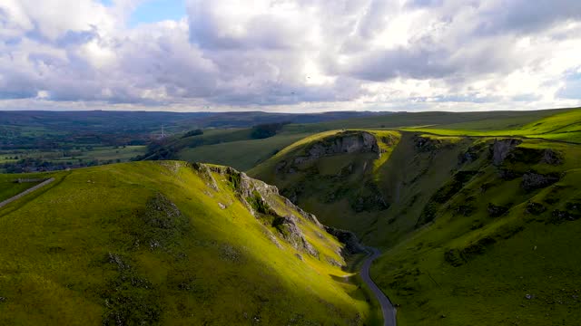 英国山顶地区的滑翔伞运动视频素材